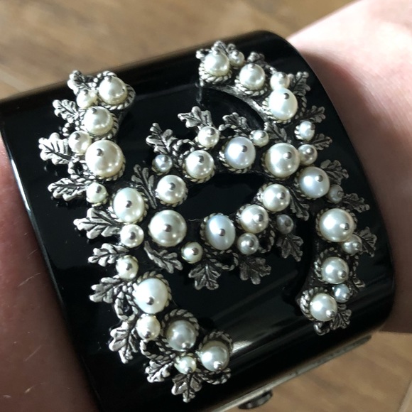 CHANEL-AUTHENTIC (Preowned) Black Faux Pearl & Silver Leaf Hinge Bracelet - Picture 12 of 15